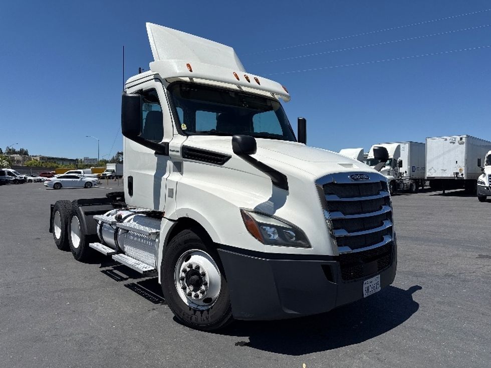 Day Cab Tractor-Heavy Duty Tractors-Freightliner-2018-T12664ST-West Sacramento-CA-632,267\n\t\tmiles-$ 28,750 - Image 1