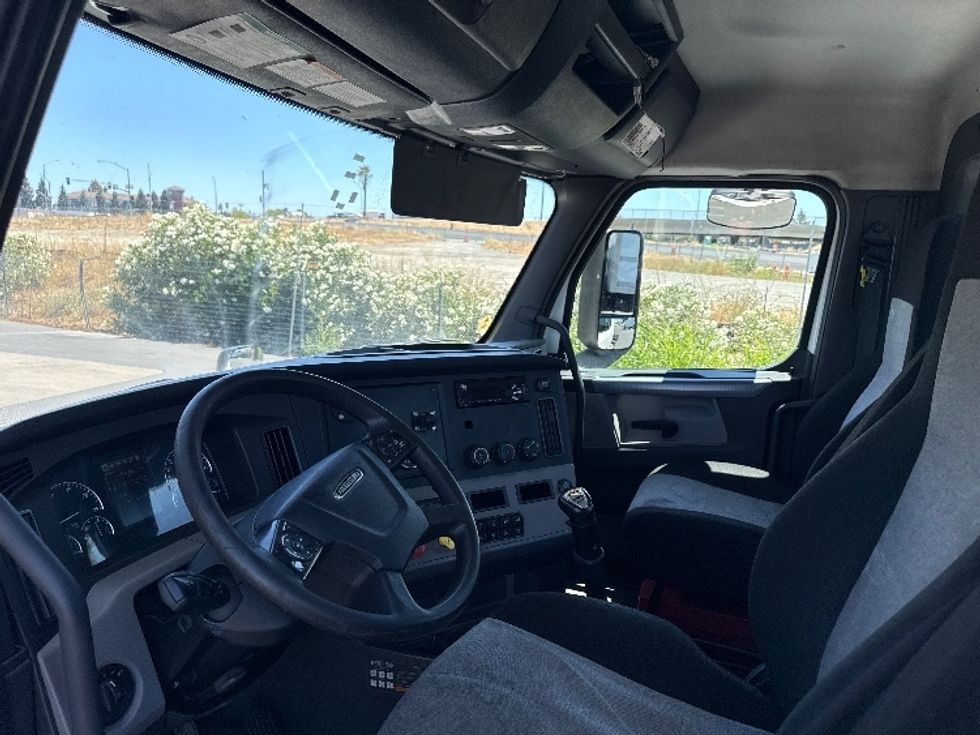 Day Cab Tractor-Heavy Duty Tractors-Freightliner-2018-T12664ST-West Sacramento-CA-632,267\n\t\tmiles-$ 28,750 - Image 10