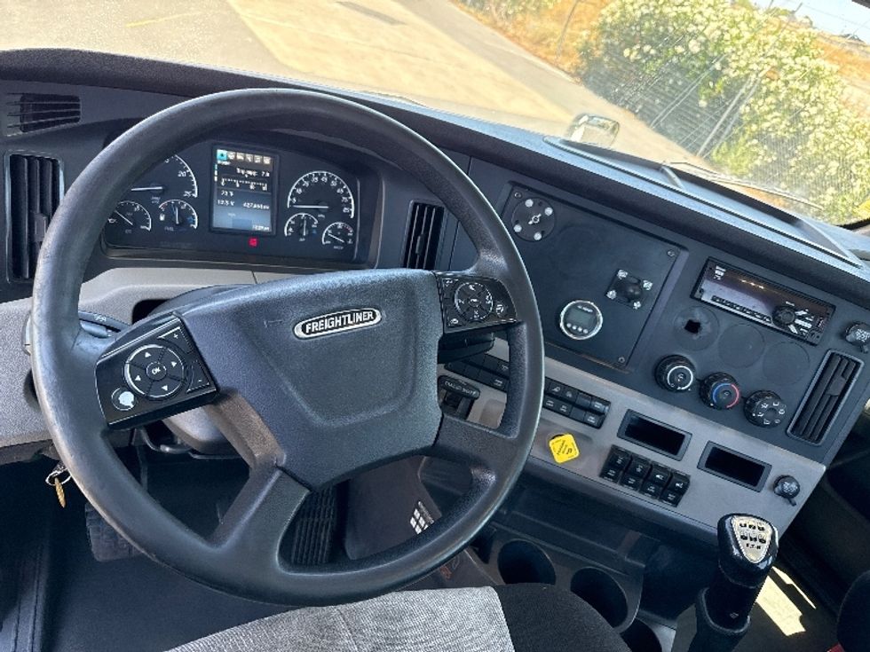 Day Cab Tractor-Heavy Duty Tractors-Freightliner-2018-T12664ST-West Sacramento-CA-632,267\n\t\tmiles-$ 28,750 - Image 11