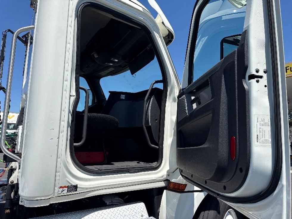 Day Cab Tractor-Heavy Duty Tractors-Freightliner-2018-T12664ST-West Sacramento-CA-632,267\n\t\tmiles-$ 28,750 - Image 12