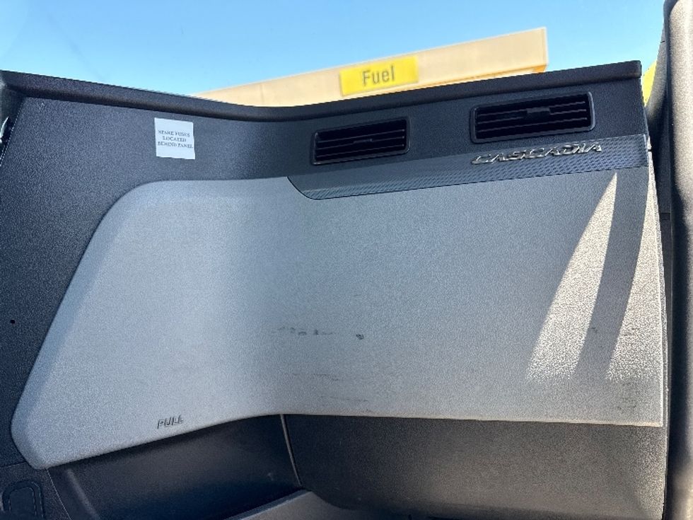 Day Cab Tractor-Heavy Duty Tractors-Freightliner-2018-T12664ST-West Sacramento-CA-632,267\n\t\tmiles-$ 28,750 - Image 13