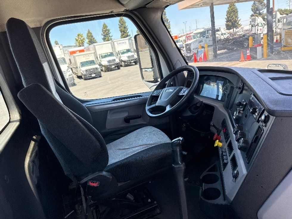 Day Cab Tractor-Heavy Duty Tractors-Freightliner-2018-T12664ST-West Sacramento-CA-632,267\n\t\tmiles-$ 28,750 - Image 14