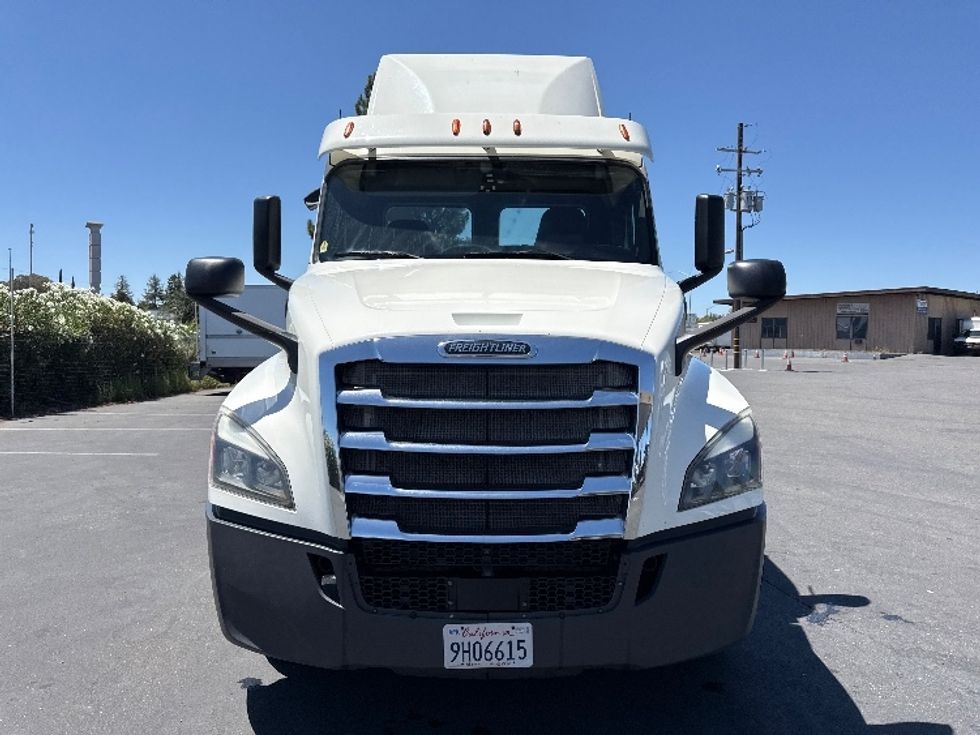 Day Cab Tractor-Heavy Duty Tractors-Freightliner-2018-T12664ST-West Sacramento-CA-632,267\n\t\tmiles-$ 28,750 - Image 2