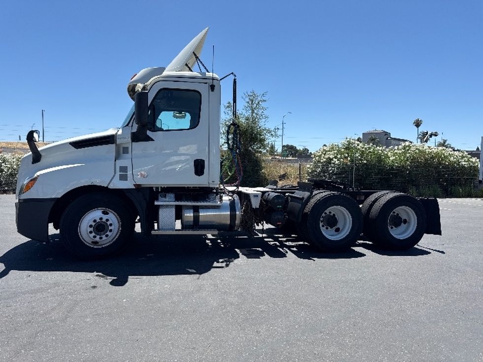 Day Cab Tractor-Heavy Duty Tractors-Freightliner-2018-T12664ST-West Sacramento-CA-632,267\n\t\tmiles-$ 28,750 - Image 4