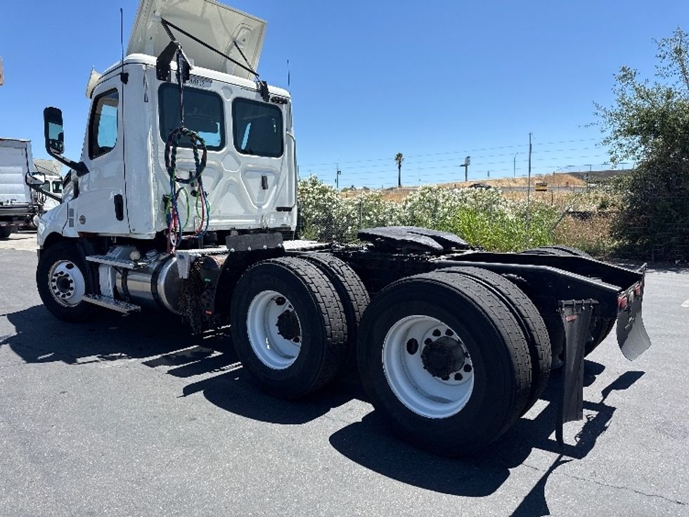 Day Cab Tractor-Heavy Duty Tractors-Freightliner-2018-T12664ST-West Sacramento-CA-632,267\n\t\tmiles-$ 28,750 - Image 5