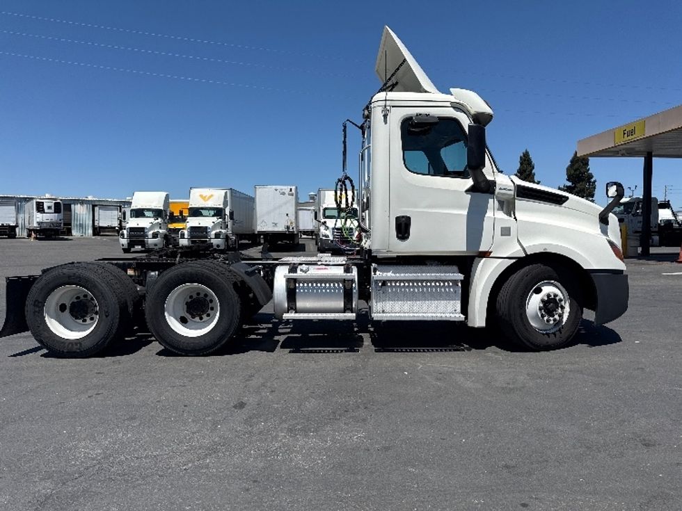 Day Cab Tractor-Heavy Duty Tractors-Freightliner-2018-T12664ST-West Sacramento-CA-632,267\n\t\tmiles-$ 28,750 - Image 8