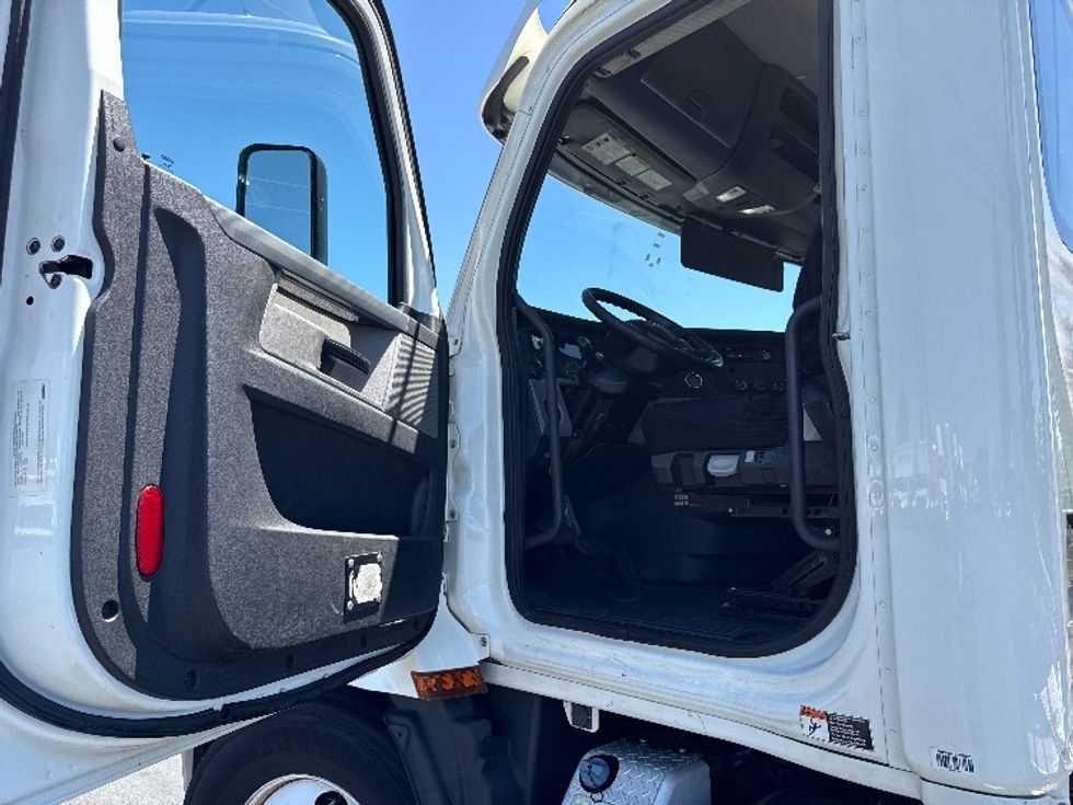 Day Cab Tractor-Heavy Duty Tractors-Freightliner-2018-T12664ST-West Sacramento-CA-632,267\n\t\tmiles-$ 28,750 - Image 9