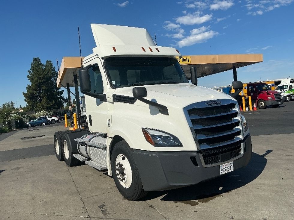 Day Cab Tractor-Heavy Duty Tractors-Freightliner-2018-T12664ST-West Sacramento-CA-661,619\n\t\tmiles-$ 25,250 - Image 1