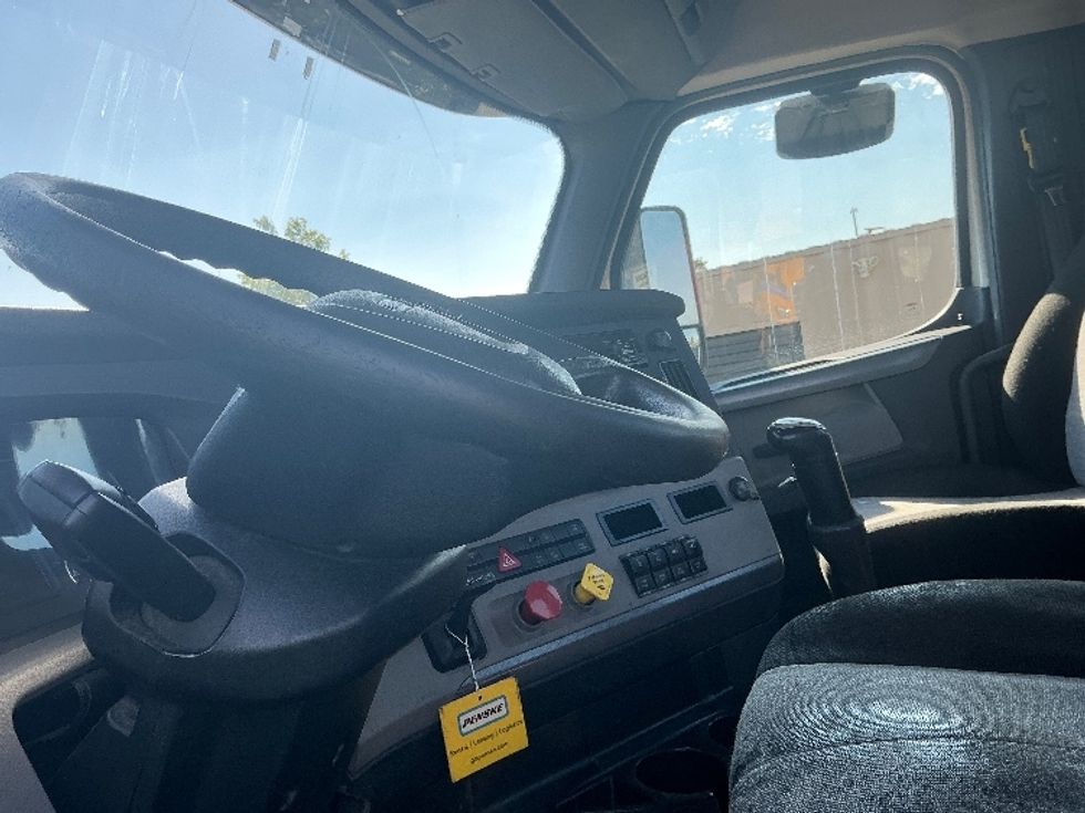 Day Cab Tractor-Heavy Duty Tractors-Freightliner-2018-T12664ST-West Sacramento-CA-661,619\n\t\tmiles-$ 25,250 - Image 10