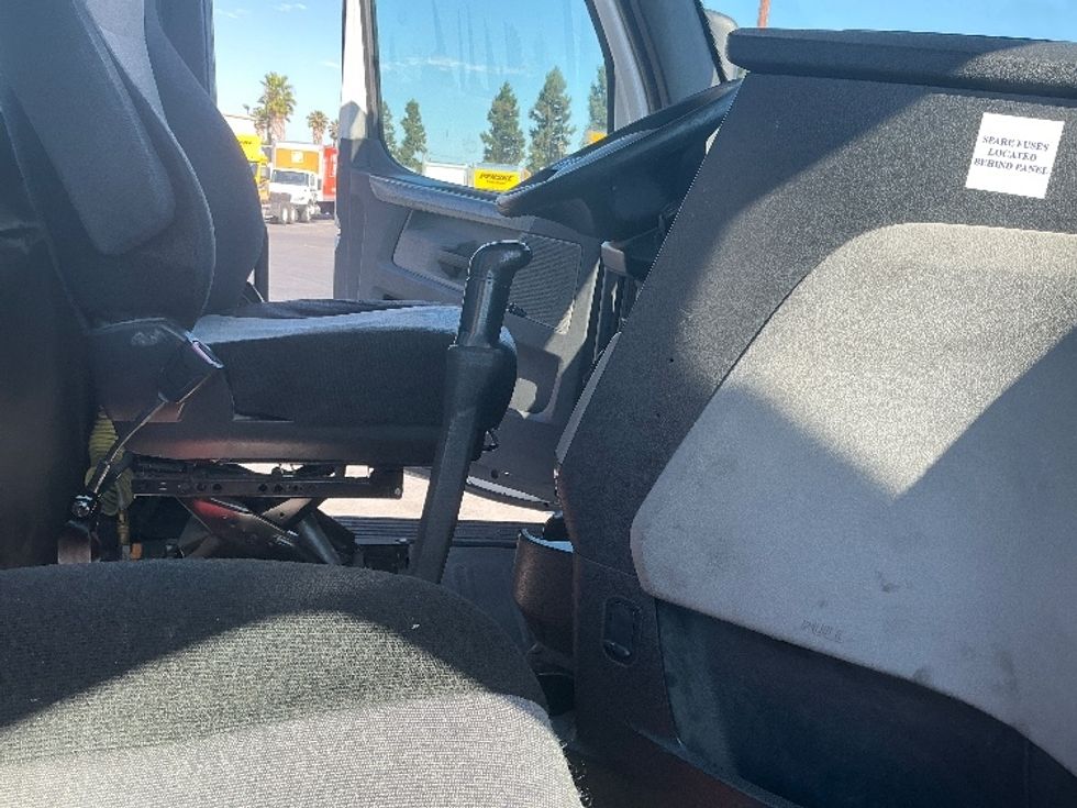 Day Cab Tractor-Heavy Duty Tractors-Freightliner-2018-T12664ST-West Sacramento-CA-661,619\n\t\tmiles-$ 25,250 - Image 14