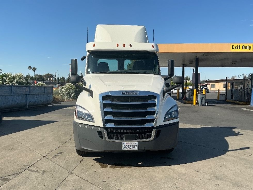 Day Cab Tractor-Heavy Duty Tractors-Freightliner-2018-T12664ST-West Sacramento-CA-661,619\n\t\tmiles-$ 25,250 - Image 2