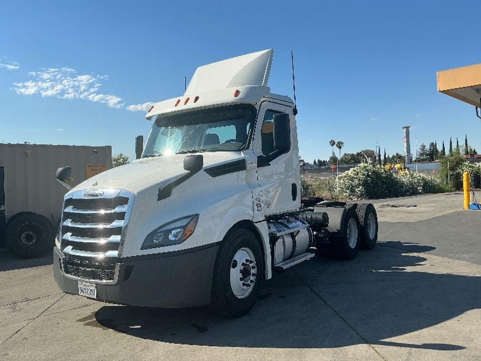 Day Cab Tractor-Heavy Duty Tractors-Freightliner-2018-T12664ST-West Sacramento-CA-661,619\n\t\tmiles-$ 25,250 - Image 3