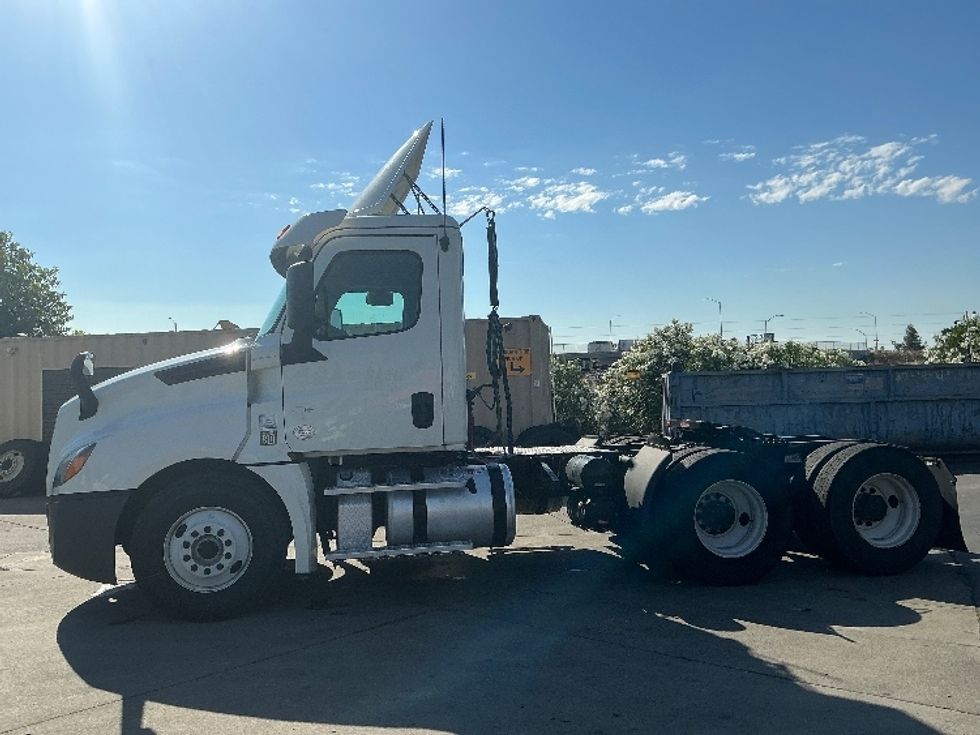 Day Cab Tractor-Heavy Duty Tractors-Freightliner-2018-T12664ST-West Sacramento-CA-661,619\n\t\tmiles-$ 25,250 - Image 4
