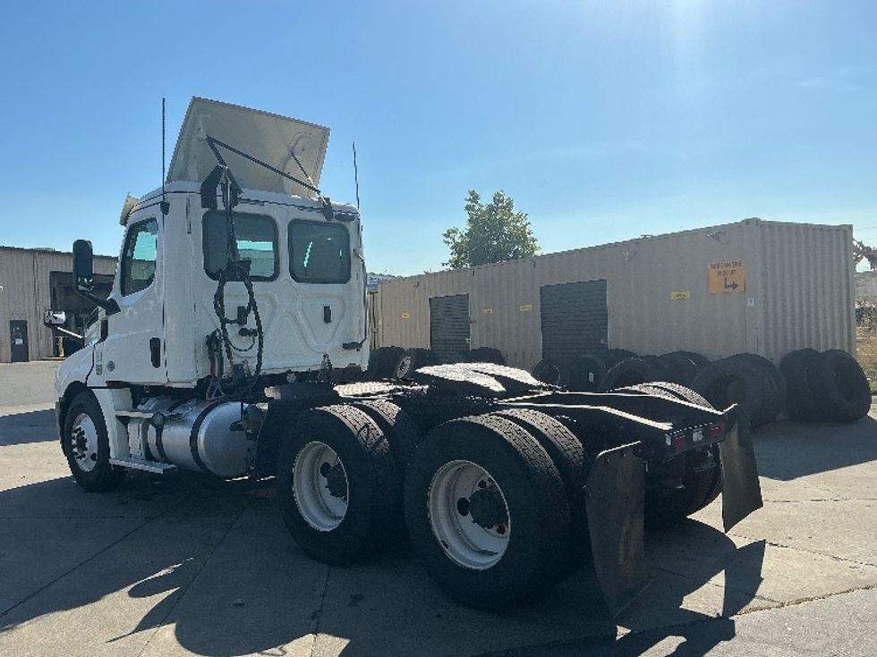 Day Cab Tractor-Heavy Duty Tractors-Freightliner-2018-T12664ST-West Sacramento-CA-661,619\n\t\tmiles-$ 25,250 - Image 5