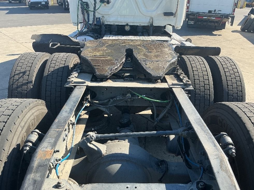 Day Cab Tractor-Heavy Duty Tractors-Freightliner-2018-T12664ST-West Sacramento-CA-661,619\n\t\tmiles-$ 25,250 - Image 6