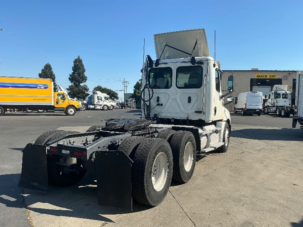 Day Cab Tractor-Heavy Duty Tractors-Freightliner-2018-T12664ST-West Sacramento-CA-661,619\n\t\tmiles-$ 25,250 - Image 7