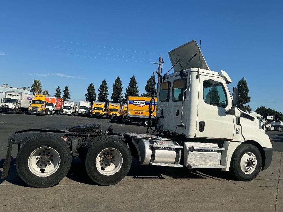 Day Cab Tractor-Heavy Duty Tractors-Freightliner-2018-T12664ST-West Sacramento-CA-661,619\n\t\tmiles-$ 25,250 - Image 8