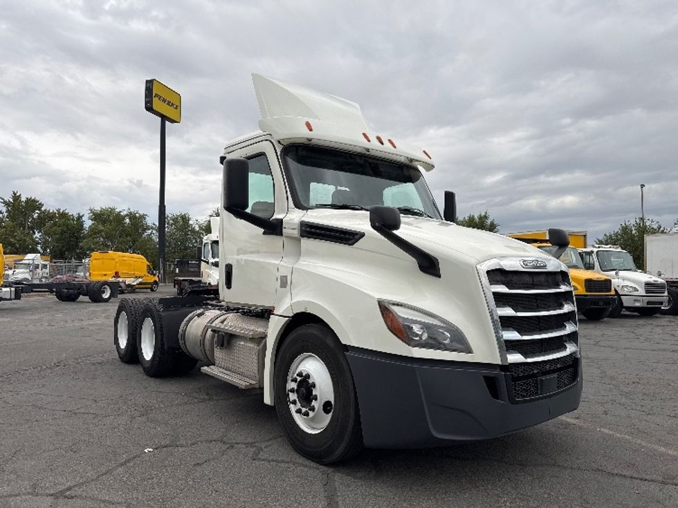 Day Cab Tractor-Heavy Duty Tractors-Freightliner-2018-T12664ST-West Valley City-UT-190,787\n\t\tmiles-$ 57,500 - Image 1