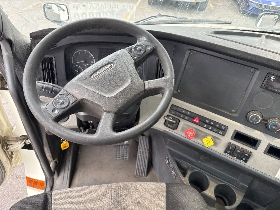 Day Cab Tractor-Heavy Duty Tractors-Freightliner-2018-T12664ST-West Valley City-UT-190,787\n\t\tmiles-$ 57,500 - Image 11