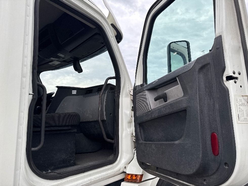 Day Cab Tractor-Heavy Duty Tractors-Freightliner-2018-T12664ST-West Valley City-UT-190,787\n\t\tmiles-$ 57,500 - Image 12