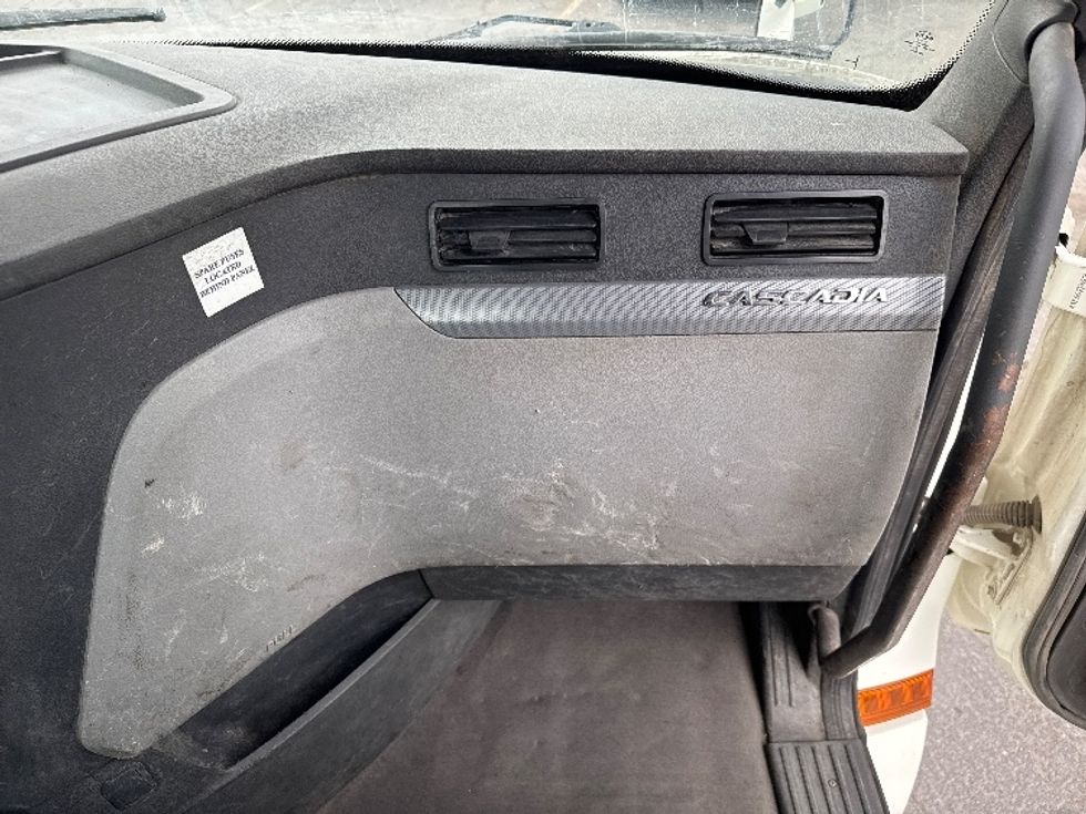 Day Cab Tractor-Heavy Duty Tractors-Freightliner-2018-T12664ST-West Valley City-UT-190,787\n\t\tmiles-$ 57,500 - Image 13