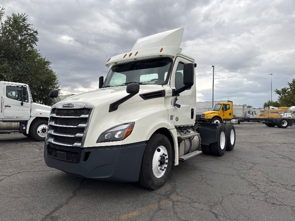 Day Cab Tractor-Heavy Duty Tractors-Freightliner-2018-T12664ST-West Valley City-UT-190,787\n\t\tmiles-$ 57,500 - Image 3