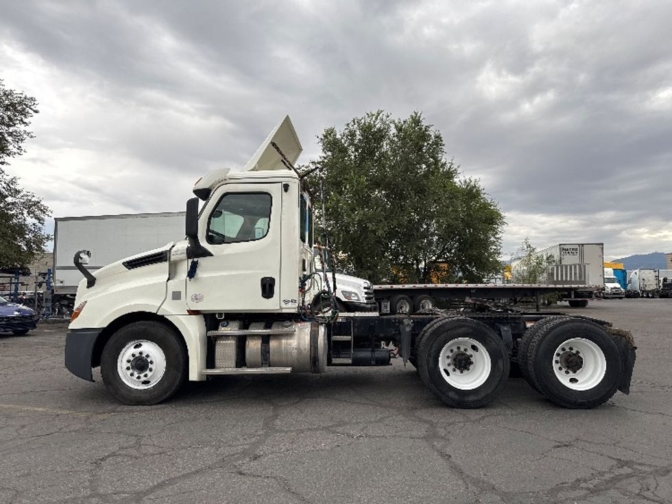 Day Cab Tractor-Heavy Duty Tractors-Freightliner-2018-T12664ST-West Valley City-UT-190,787\n\t\tmiles-$ 57,500 - Image 4