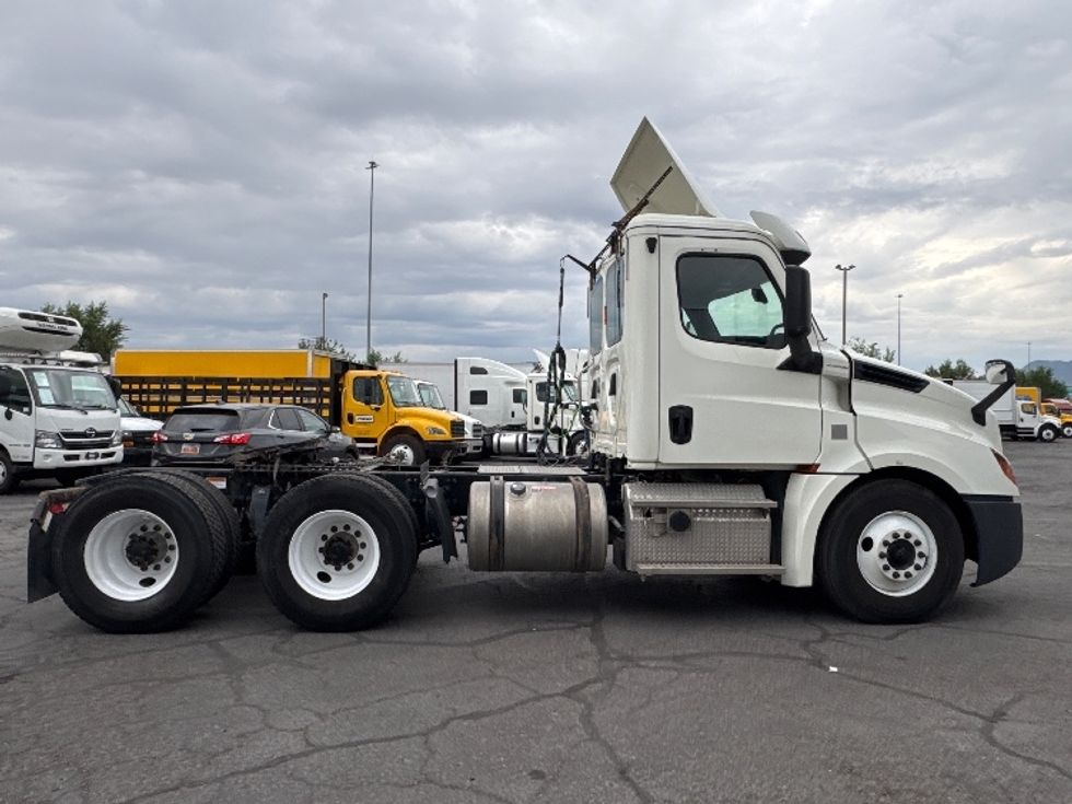 Day Cab Tractor-Heavy Duty Tractors-Freightliner-2018-T12664ST-West Valley City-UT-190,787\n\t\tmiles-$ 57,500 - Image 8