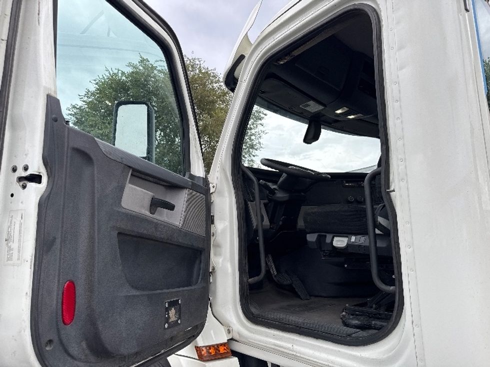 Day Cab Tractor-Heavy Duty Tractors-Freightliner-2018-T12664ST-West Valley City-UT-190,787\n\t\tmiles-$ 57,500 - Image 9