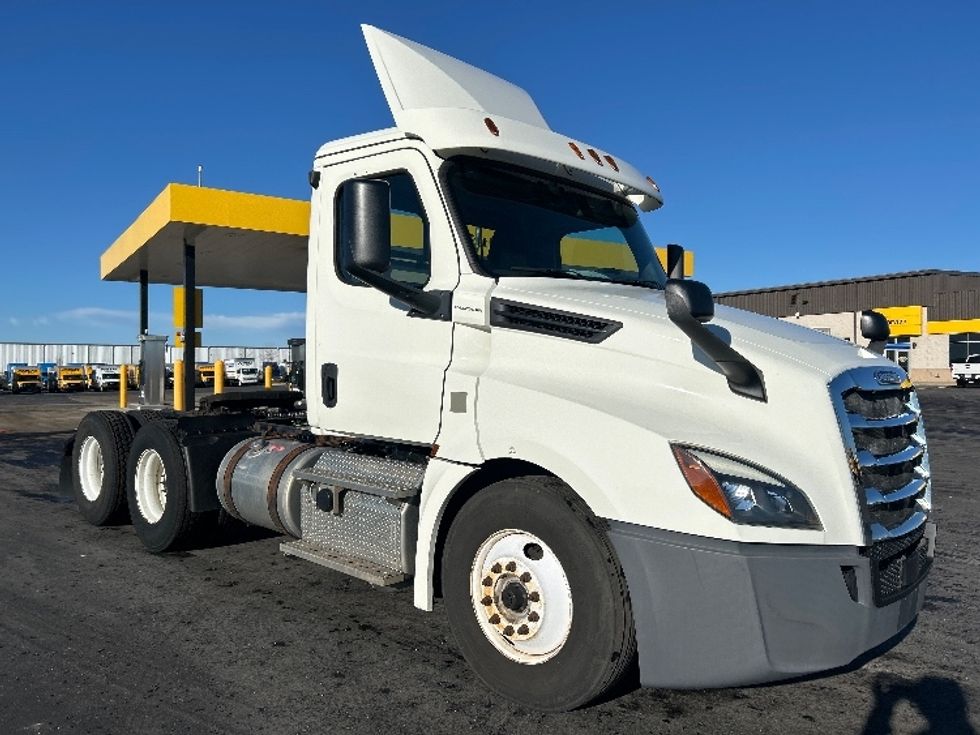 Day Cab Tractor-Heavy Duty Tractors-Freightliner-2018-T12664ST-Windsor-WI-106,498\n\t\tmiles-$ 49,500 - Image 1