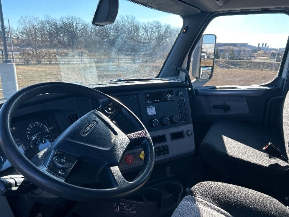 Day Cab Tractor-Heavy Duty Tractors-Freightliner-2018-T12664ST-Windsor-WI-106,498\n\t\tmiles-$ 49,500 - Image 10