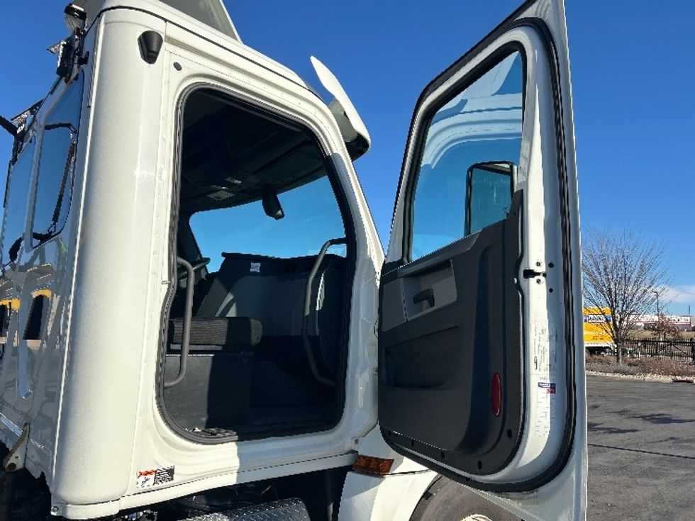 Day Cab Tractor-Heavy Duty Tractors-Freightliner-2018-T12664ST-Windsor-WI-106,498\n\t\tmiles-$ 49,500 - Image 12