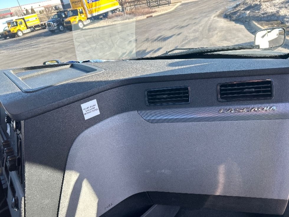 Day Cab Tractor-Heavy Duty Tractors-Freightliner-2018-T12664ST-Windsor-WI-106,498\n\t\tmiles-$ 49,500 - Image 13