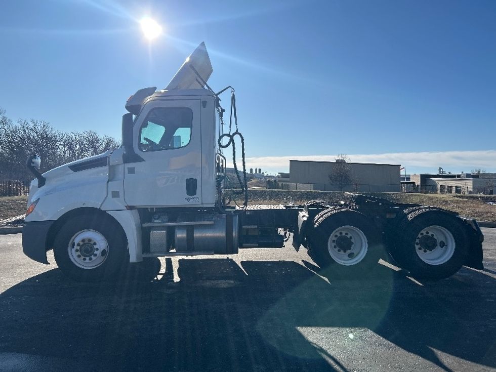 Day Cab Tractor-Heavy Duty Tractors-Freightliner-2018-T12664ST-Windsor-WI-106,498\n\t\tmiles-$ 49,500 - Image 4