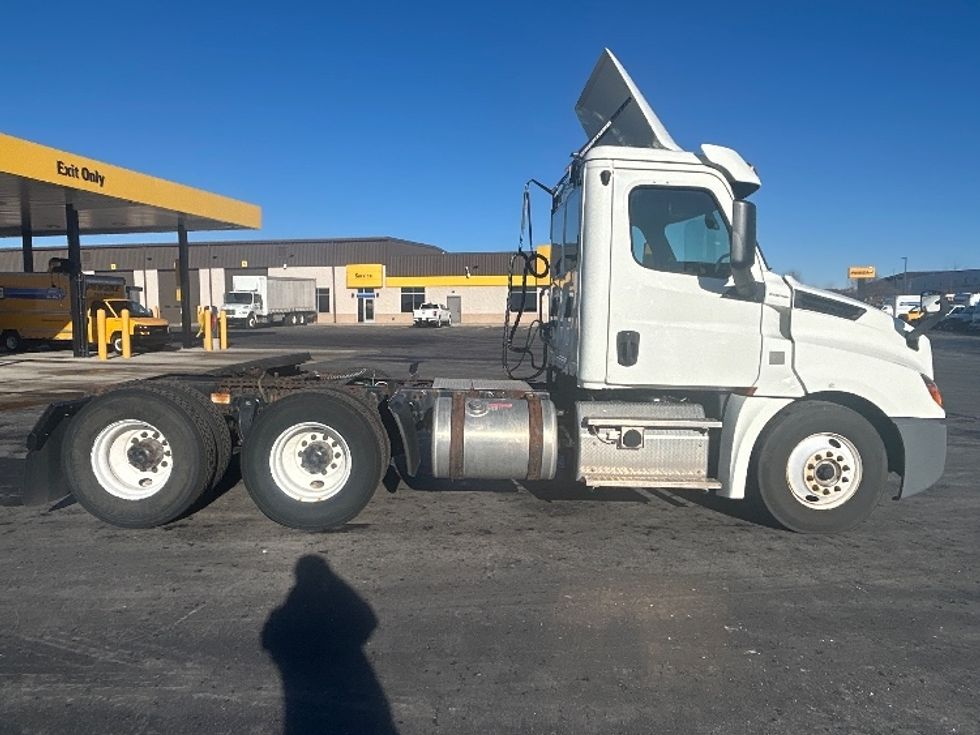 Day Cab Tractor-Heavy Duty Tractors-Freightliner-2018-T12664ST-Windsor-WI-106,498\n\t\tmiles-$ 49,500 - Image 8