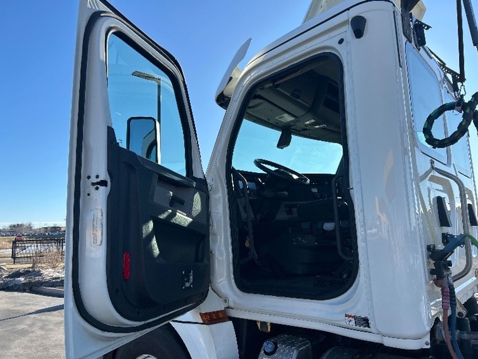 Day Cab Tractor-Heavy Duty Tractors-Freightliner-2018-T12664ST-Windsor-WI-106,498\n\t\tmiles-$ 49,500 - Image 9