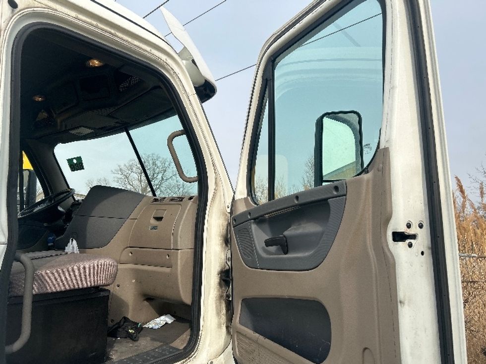 Day Cab Tractor-Heavy Duty Tractors-Freightliner-2019-Cascadia 11342ST-Allen Park-MI-421,738\n\t\tmiles-$ 24,250 - Image 12