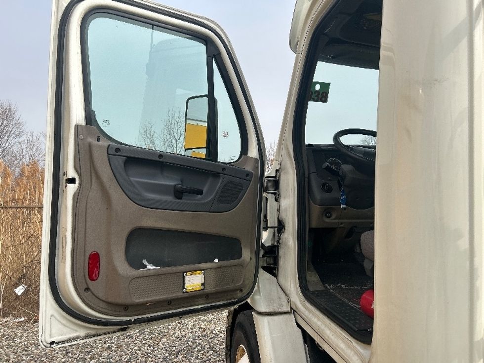 Day Cab Tractor-Heavy Duty Tractors-Freightliner-2019-Cascadia 11342ST-Allen Park-MI-421,738\n\t\tmiles-$ 24,250 - Image 9