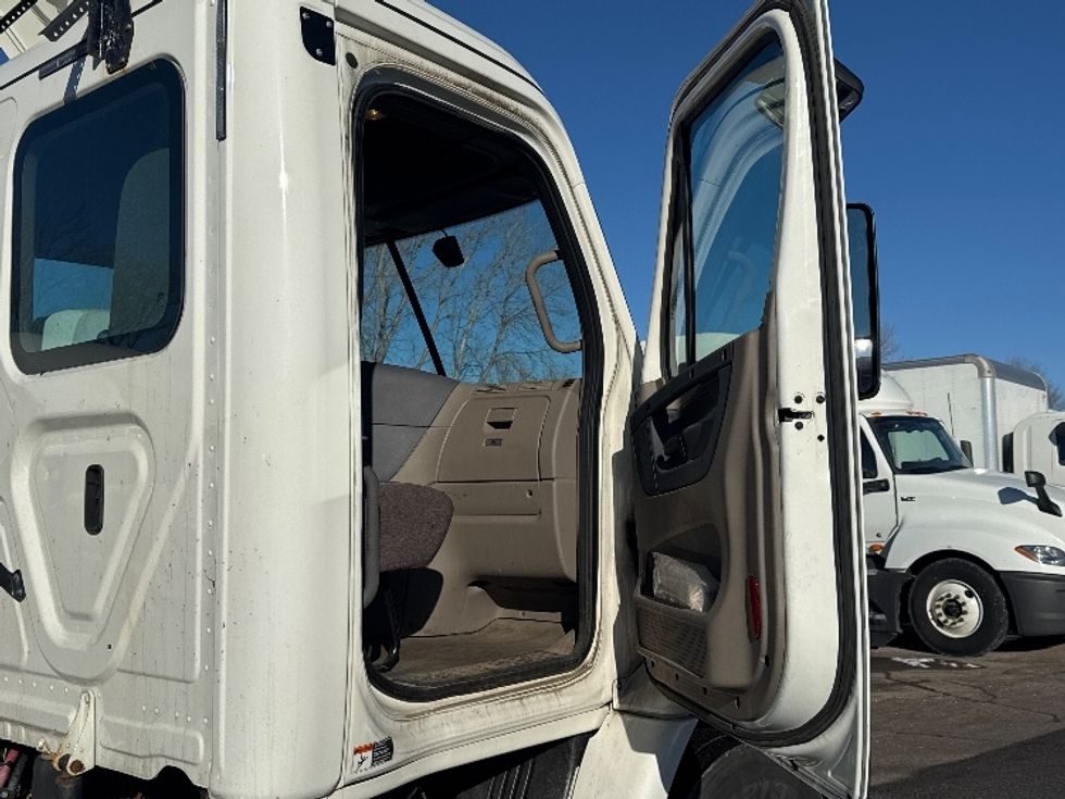 Day Cab Tractor-Heavy Duty Tractors-Freightliner-2019-Cascadia 11342ST-Brooklyn Park-MN-78,136\n\t\tmiles-$ 27,250 - Image 12