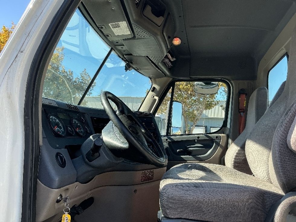 Day Cab Tractor-Heavy Duty Tractors-Freightliner-2019-Cascadia 11342ST-Ceres-CA-328,735\n\t\tmiles-$ 999,999 - Image 10