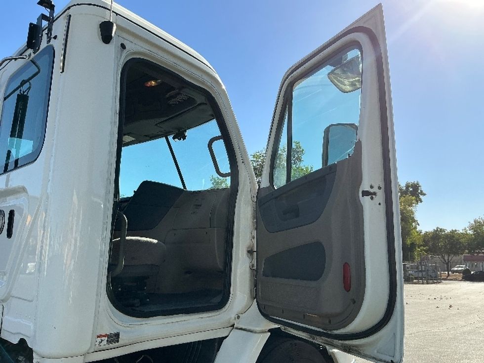 Day Cab Tractor-Heavy Duty Tractors-Freightliner-2019-Cascadia 11342ST-Ceres-CA-328,735\n\t\tmiles-$ 999,999 - Image 12