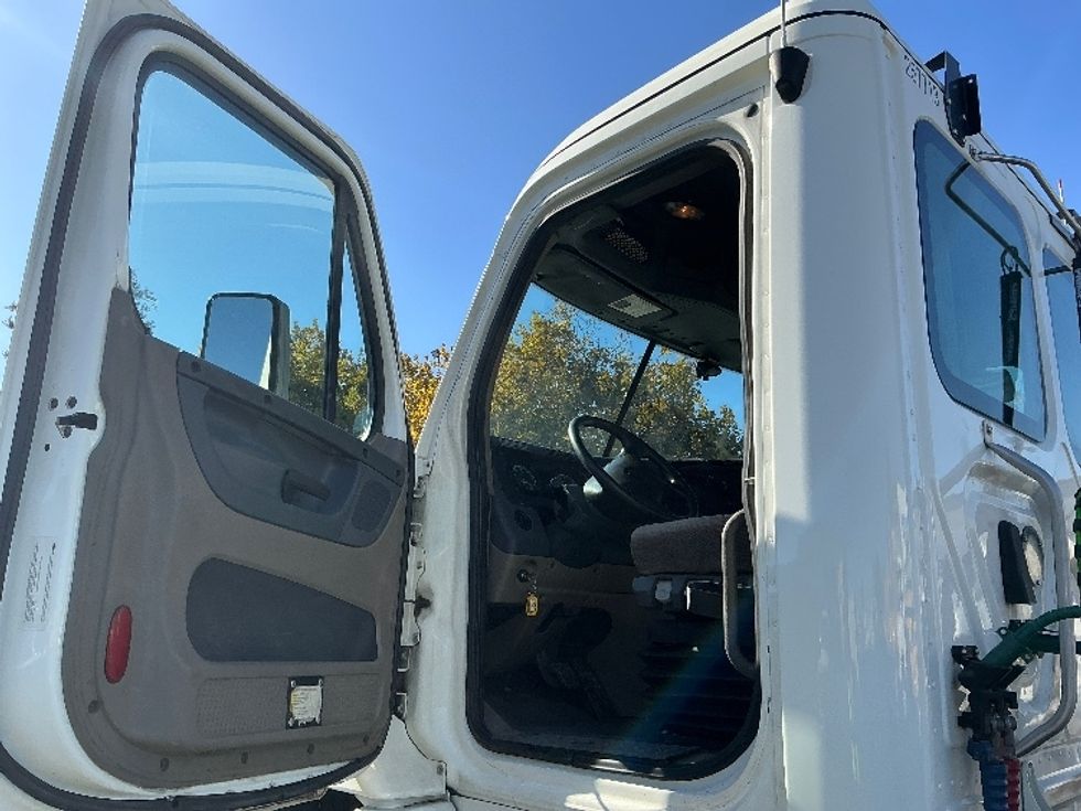 Day Cab Tractor-Heavy Duty Tractors-Freightliner-2019-Cascadia 11342ST-Ceres-CA-328,735\n\t\tmiles-$ 999,999 - Image 9