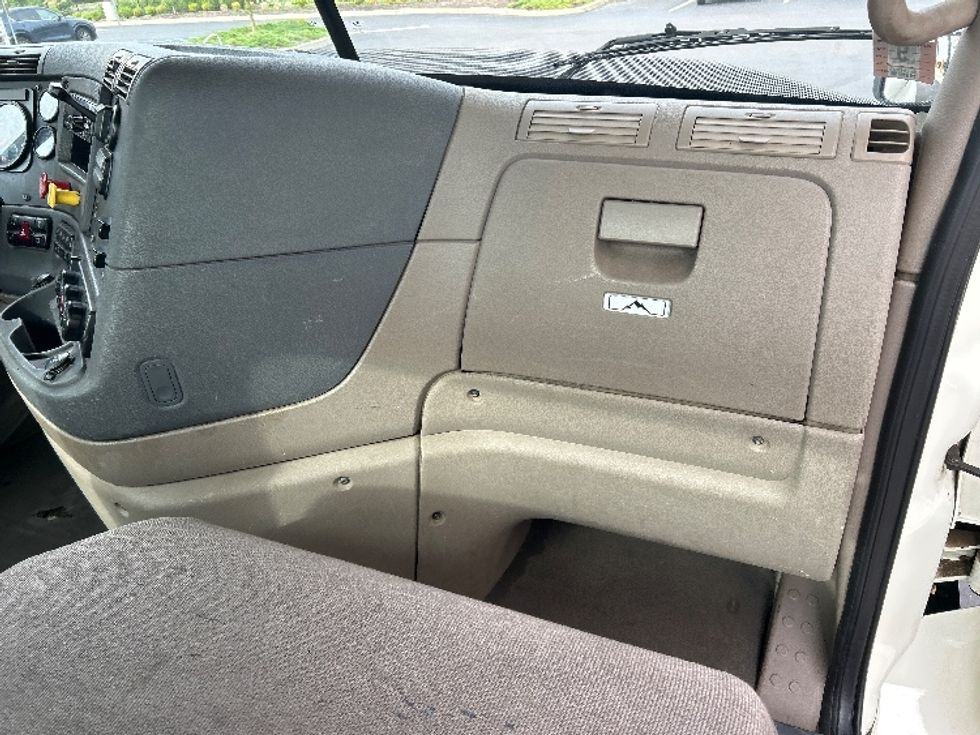 Day Cab Tractor-Heavy Duty Tractors-Freightliner-2019-Cascadia 11342ST-Cranbury-NJ-167,603\n\t\tmiles-$ 39,750 - Image 13