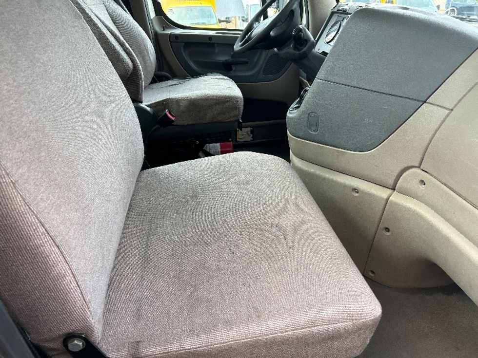 Day Cab Tractor-Heavy Duty Tractors-Freightliner-2019-Cascadia 11342ST-Cranbury-NJ-167,603\n\t\tmiles-$ 39,750 - Image 14