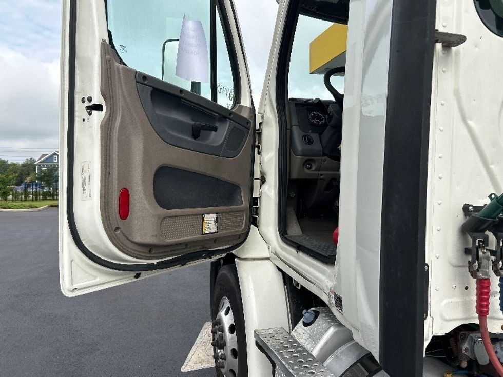 Day Cab Tractor-Heavy Duty Tractors-Freightliner-2019-Cascadia 11342ST-Cranbury-NJ-167,603\n\t\tmiles-$ 39,750 - Image 9