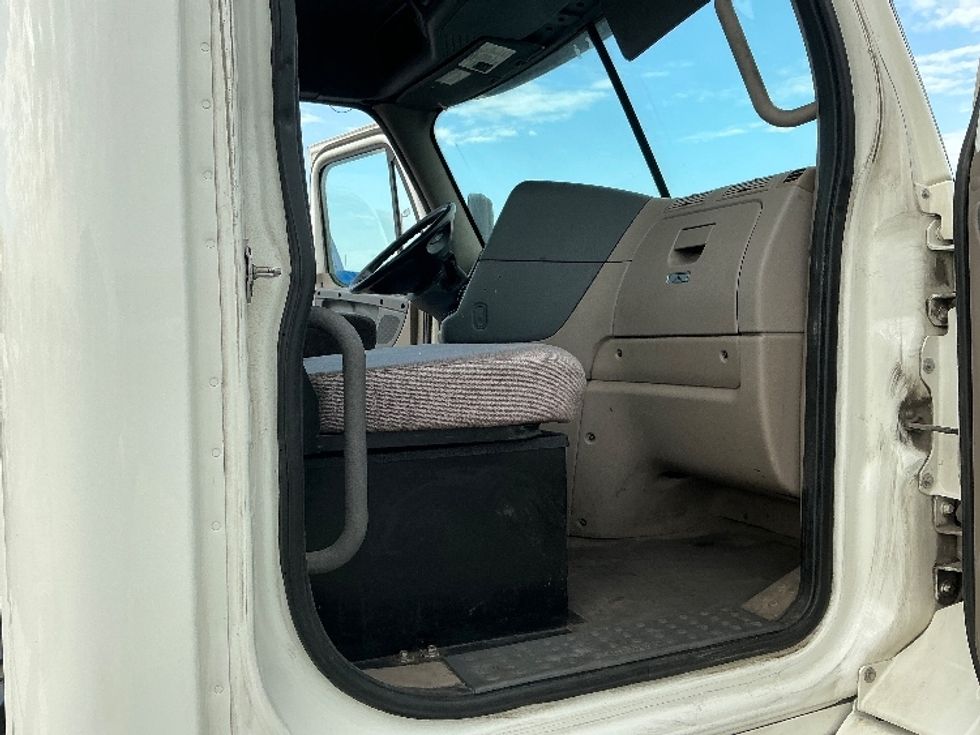 Day Cab Tractor-Heavy Duty Tractors-Freightliner-2019-Cascadia 11342ST-East Chicago-IN-269,246\n\t\tmiles-$ 25,750 - Image 12