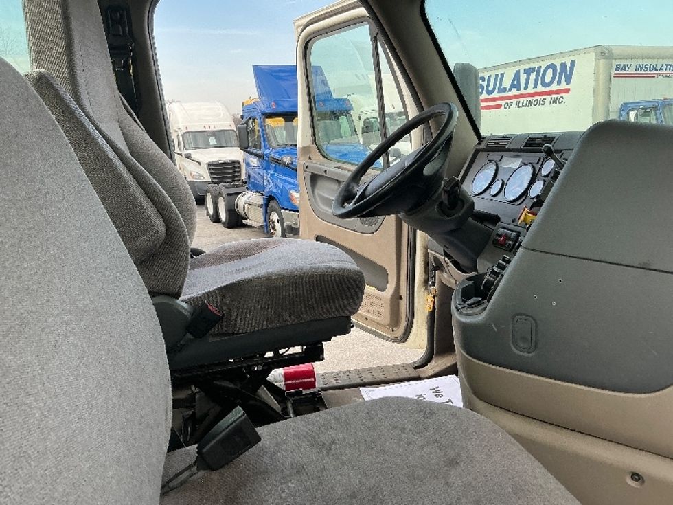 Day Cab Tractor-Heavy Duty Tractors-Freightliner-2019-Cascadia 11342ST-East Chicago-IN-269,246\n\t\tmiles-$ 25,750 - Image 14