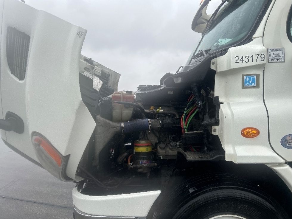 Day Cab Tractor-Heavy Duty Tractors-Freightliner-2019-Cascadia 11342ST-East Chicago-IN-275,461\n\t\tmiles-$ 25,750 - Image 15