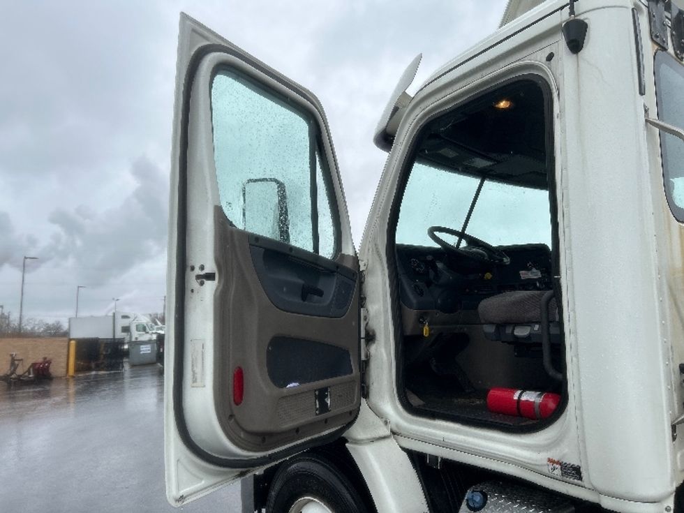 Day Cab Tractor-Heavy Duty Tractors-Freightliner-2019-Cascadia 11342ST-East Chicago-IN-275,461\n\t\tmiles-$ 25,750 - Image 9