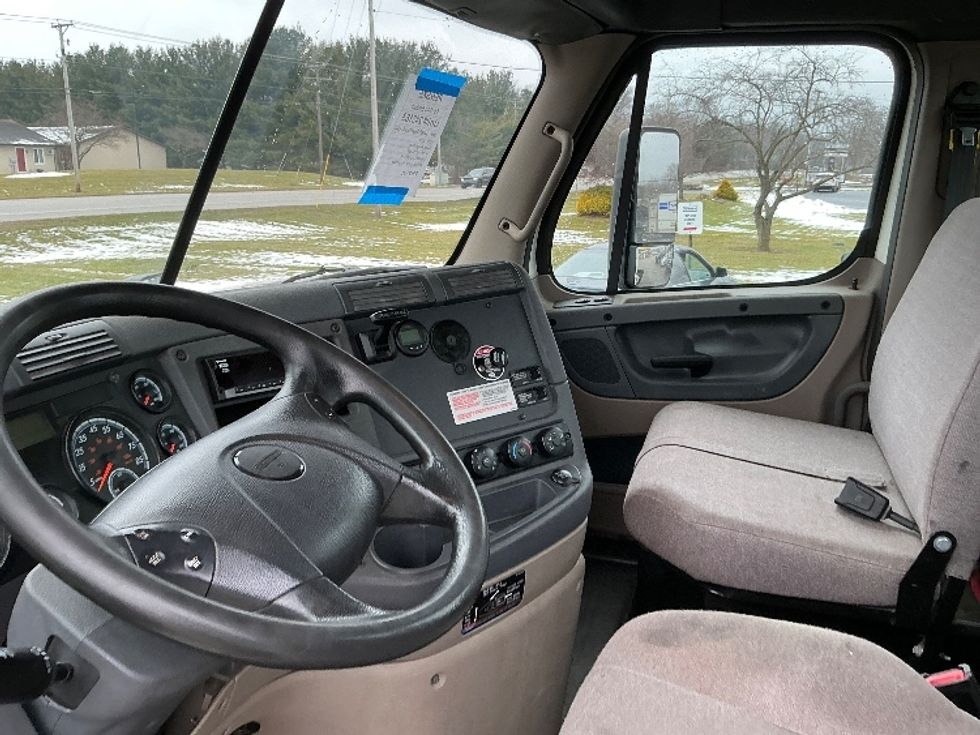 Day Cab Tractor-Heavy Duty Tractors-Freightliner-2019-Cascadia 11342ST-Elkhart-IN-395,543\n\t\tmiles-$ 24,500 - Image 10